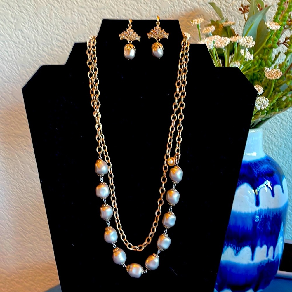 Gold and champagne colored pearls earrings and necklace